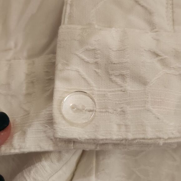 Beautiful white Vineyard Vines shorts with unique design size 4! - Picture 9 of 12